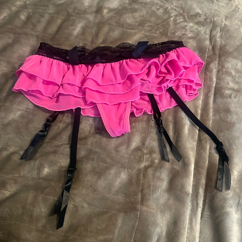 Sexy thong with ruffles and garter
